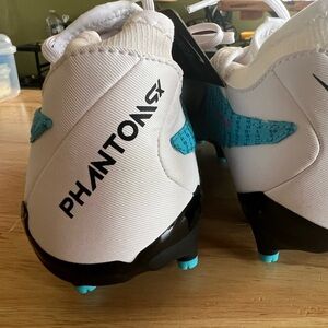 Soccer spikes new with tags !